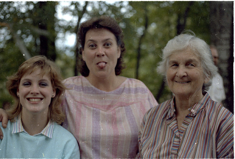 betsy,-jeanette-and-oma---fall-1984---02.jpg