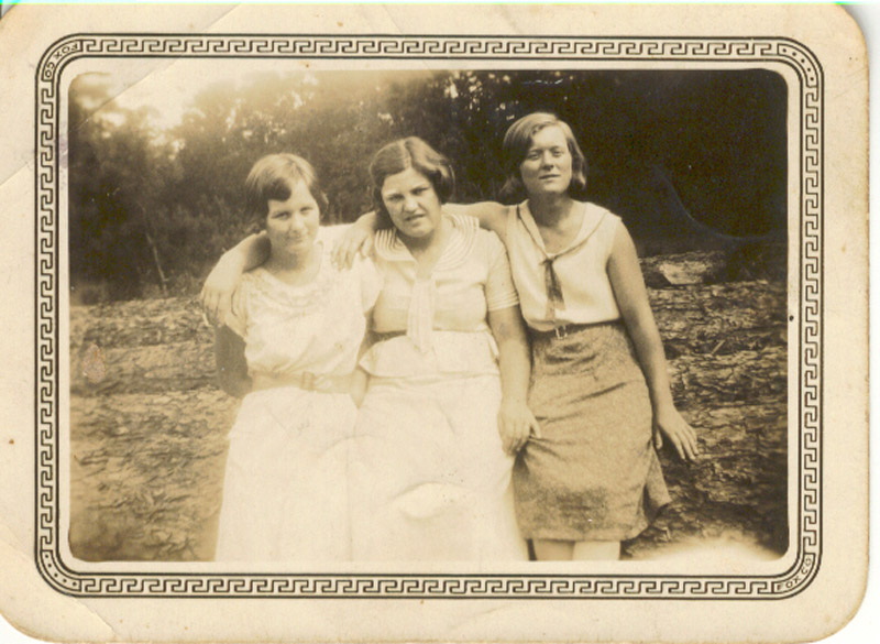 oma,-best-friend-&-essie-(c)-1937.jpg